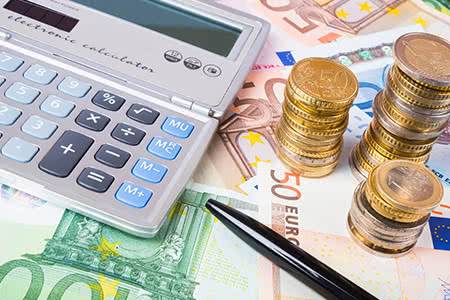 Maschinenbruchversicherung - Taschenrechner mit Geld