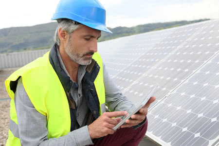 Montageversicherung für Photovoltaikanlagen - Mann recherchiert