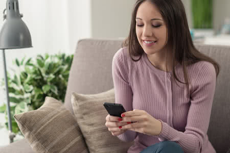 Berunfsunfähigkeits- und Krankenversicherung - schnellere Abrechnung möglich - Frau mit einem Smartphone