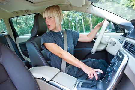 Wessen Kfz-Versicherung zahlt, wenn zwei Rückwärtsfahrer zusammenstoßen? - Frau fährt rückwärts rein