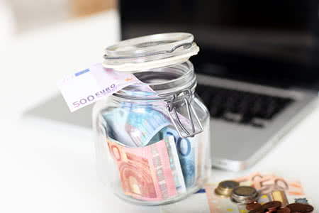 Die Lebensversicherung - Garantiezinsen bei Continentale - Glas mit Geldscheinen