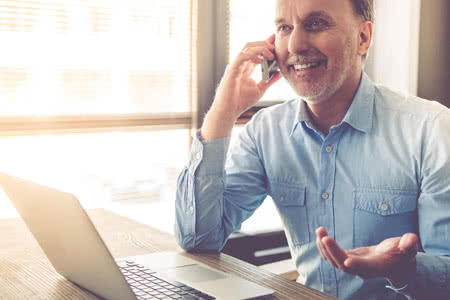 Optimal gepflegt im Alter - Mann recherchiert am Laptop