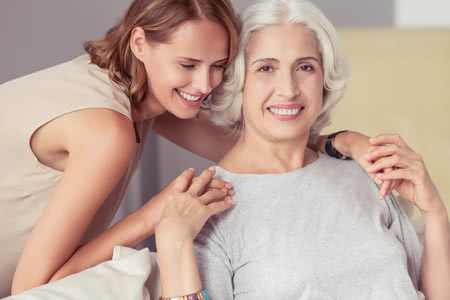 Optimal gepflegt im Alter - Pflegerin mit einer älteren Frau