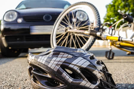 Haftpflicht: Was passiert eigentlich, wenn der Schadensverursacher nicht versichert ist? - Fahrrad liegt auf der Strasse