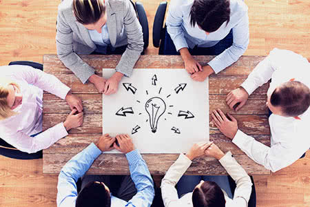VC24.de StartUps und Gründer: Welche Versicherungen sind notwendig? - Team bei Ideenfindung