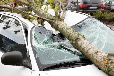 Unwetter: Welche Versicherung zahlt welche Schäden? - beschädigtes Fahrzeug