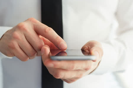 Versicherungsbeiträge durch einen Bonus sparen - Mann nutzt App