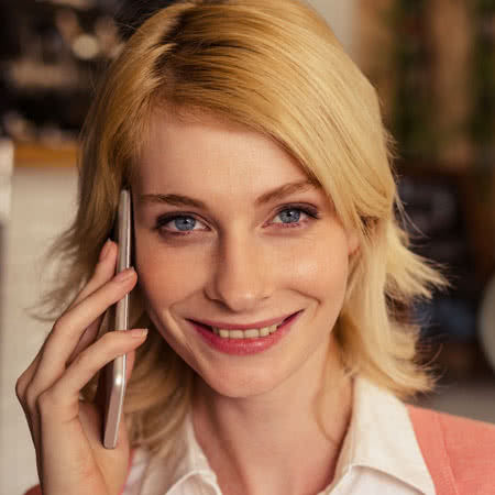 Pferdehalterhaftpflicht - Frau mit einem Handy