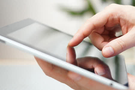 Pferdehalterhaftpflicht Vergleich - Recherche am Tablet