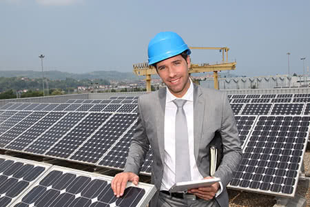 Photovoltaik Versicherung - Geschäftsmann macht einen Vergleich auf dem Tablett