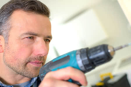 Bauherrenhaftpflichtversicherung VHV - Mann mit einem Akkuschrauber