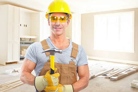 Bauherrenhaftpflicht Debeka - Ein Mann mit einem Hammer