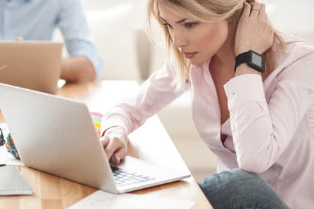 Private Altersvorsorge Kosten - Frau recherchiert am Laptop