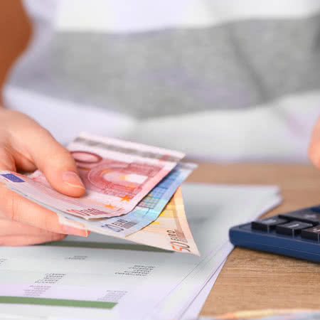 Private Altersvorsorge Kosten - Geldscheine