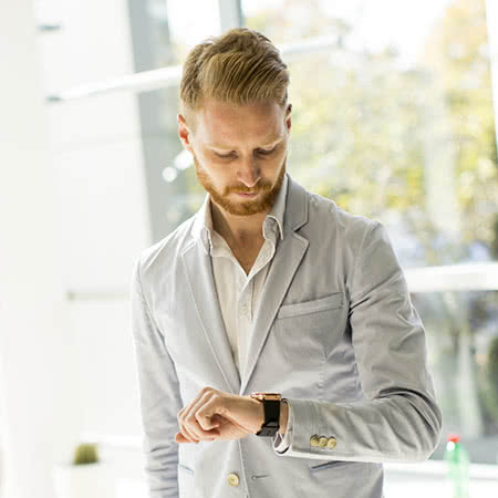 Private Altersvorsorge - Mann schaut auf die Uhr