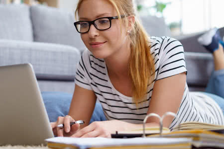 Erwerbsunfähigkeitsversicherung Schüler / Kinder - Frau recherchiert am Laptop