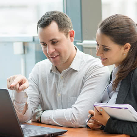 Private Krankenversicherung Basistarif - Zwei Angestellte beraten sich
