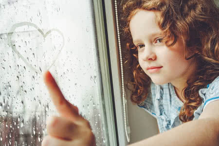 Private Krankenversicherung für Kleinkinder - Mädchen am Fenster