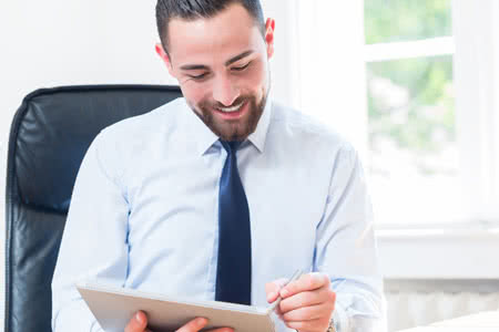 Private Krankenversicherung für Männer - Mann recherchiert