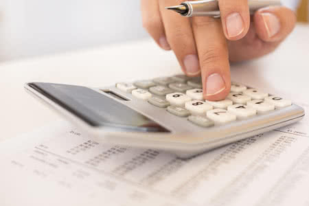 Private Krankenversicherung für Männer - Mann berechnet Beitrag