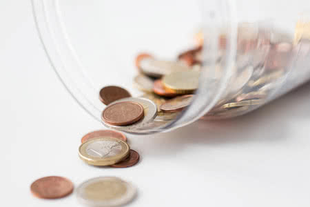 Private Krankenversicherung für Mütter - Glas mit Münzen