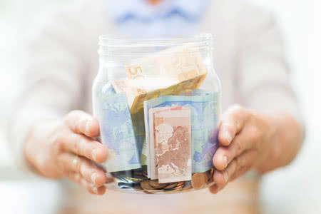 Private Krankenversicherung Rentner - Glas mit Geldscheinen