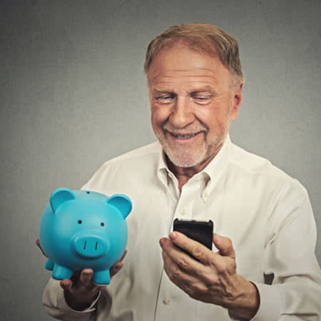 Private Krankenversicherung Rentner - Mann mit Taschenrechner