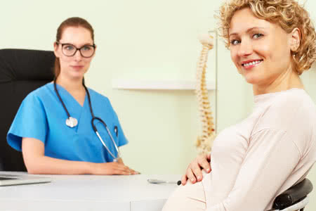 Private Krankenversicherung für Schwangere - Schwangere lächelnde Frau