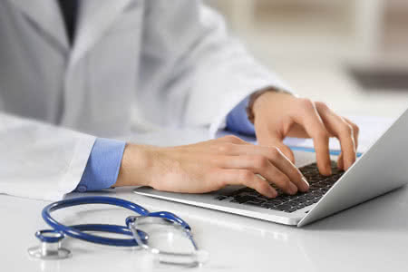 Private Krankenversicherung für Schwangere - Online Vergleich am Laptop