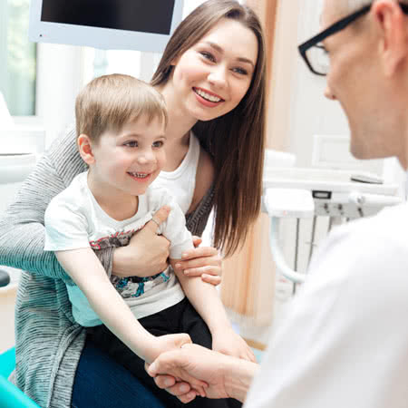 Private Krankenversicherung Kindertarif - Mutter mit ihrem Kind beim Arzt