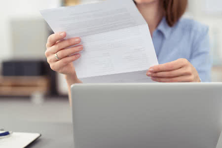 Private Krankenversicherung Kindertarif - Frau mit einem Vertrag