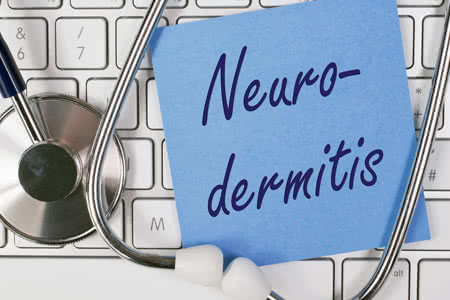 Private Krankenversicherung Neurodermitis - Tastatur mit einem Stethoskop