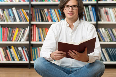 Private Krankenversicherung für Promotionsstudenten - Student mit einem Buch