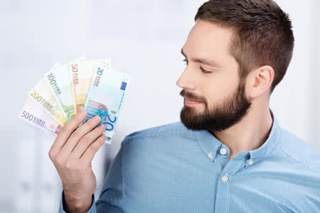 Private Krankenversicherung für Promotionsstudenten - Student mit Geldscheinen in der Hand