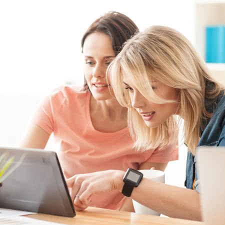 Rechtsschutzversicherung Immobilien - Frauen recherchieren im Internet