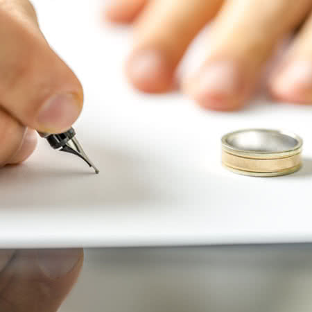 Rechtsschutzversicherung Scheidung - Urteil wird unterschrieben