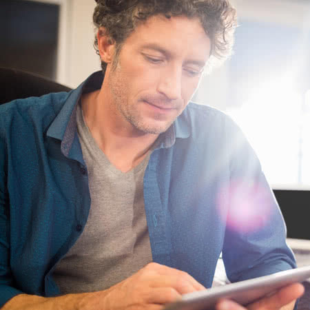 Rechtsschutzversicherung Sozialrecht - Online Recherche am Tablet