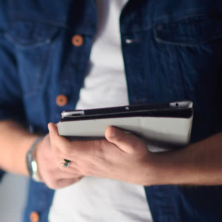 Rechtsschutzversicherung Angebot - Online Recherche am Tablet