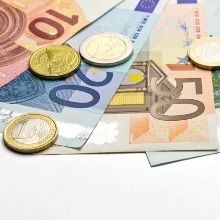 Rechtsschutzversicherung Erbrecht - Geldscheine mit Münzen