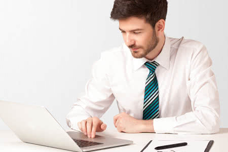 Rechtsschutzversicherung Vergleich - Mann recherchiert am Laptop