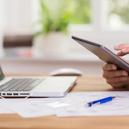 Reisekrankenversicherung Angebot - Recherche am Tablet