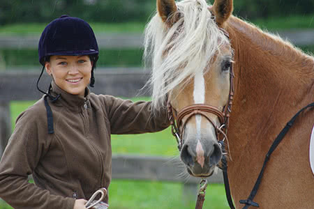Reitlehrerversicherung - Lächelnde Reitlehrerin