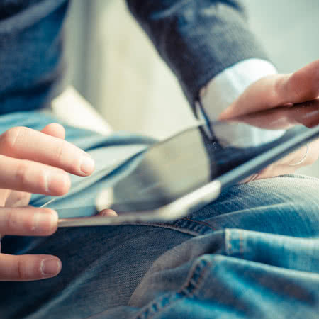 Risikolebensversicherung Angebot - Recherche am Tablet