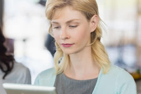 Risikolebensversicherung Vergleich - Frau recherchiert am Laptop
