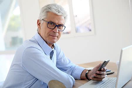 Rürup Rente - Älterer Herr am Laptop