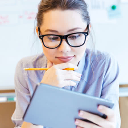 Elektronikversicherung Vergleich - Frau recherchiert