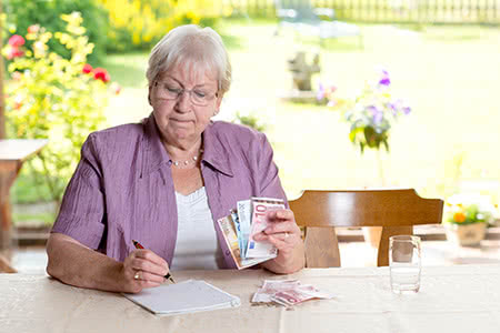 Die Rente der Zukunft - Renterin zählt Geld