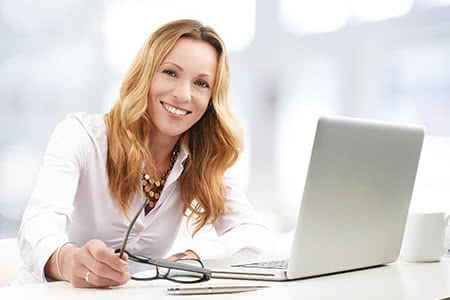 Softwareversicherung - Frau am Laptop