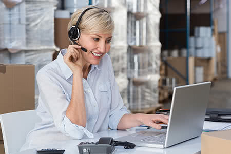 Speditionsversicherung - Organisation Frau im Lagerraum