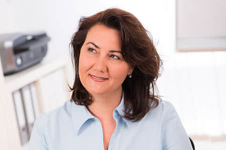 Sterbegeldversicherung - Nachdenkende Frau